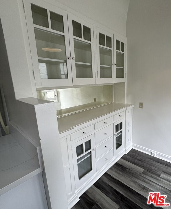 Building Photo - 326 1/2 N Sycamore Ave