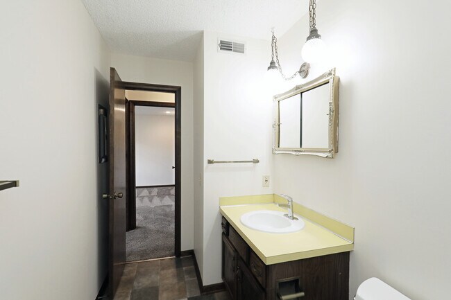Building Photo - 6011 Queens Dr