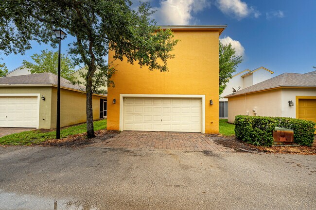 Building Photo - 2567 SE Ruskin Dr