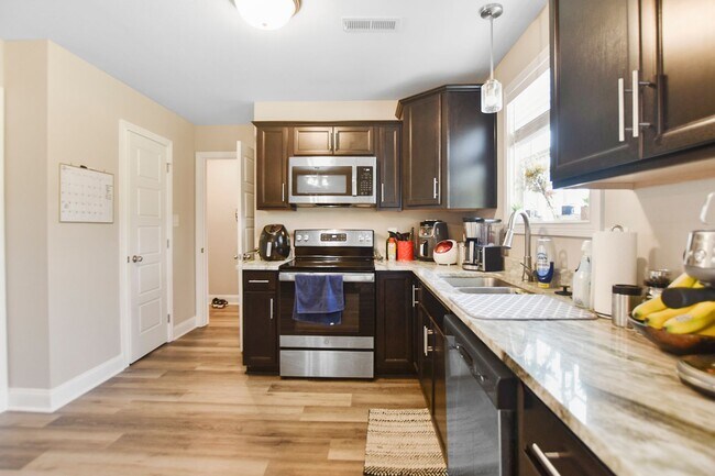 Building Photo - Pet Friendly Three Bedroom!