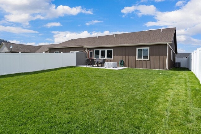 Building Photo - Stunning Townhome with Mountain Views for ...