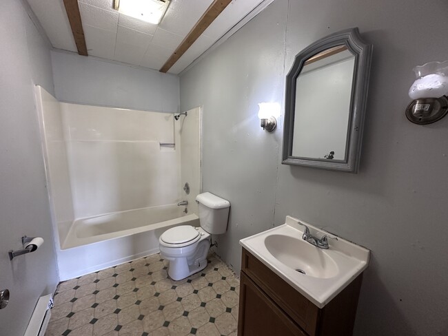 Building Photo - 208 English-E