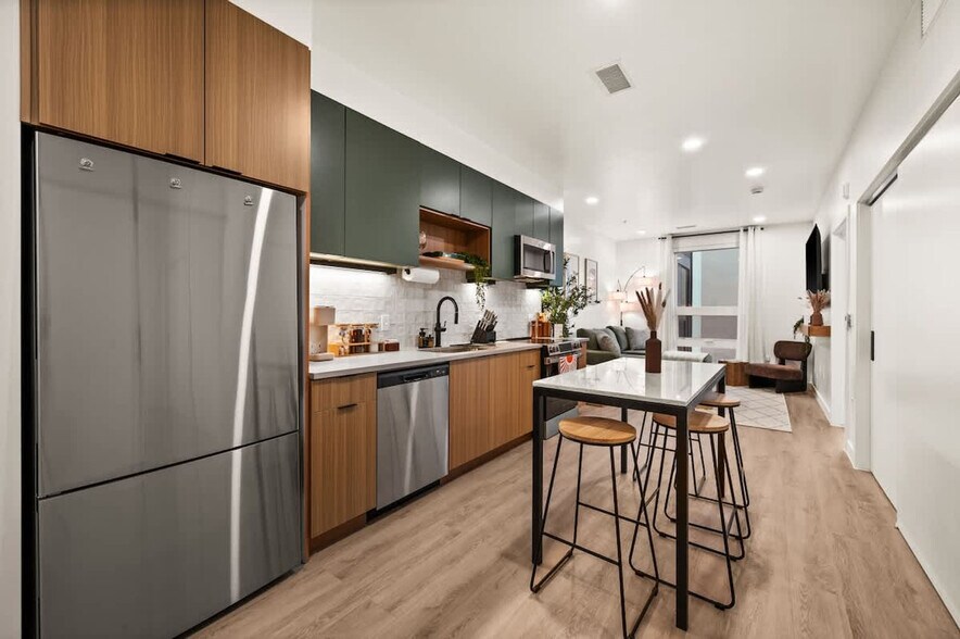 Building Photo - 646 S 400 W