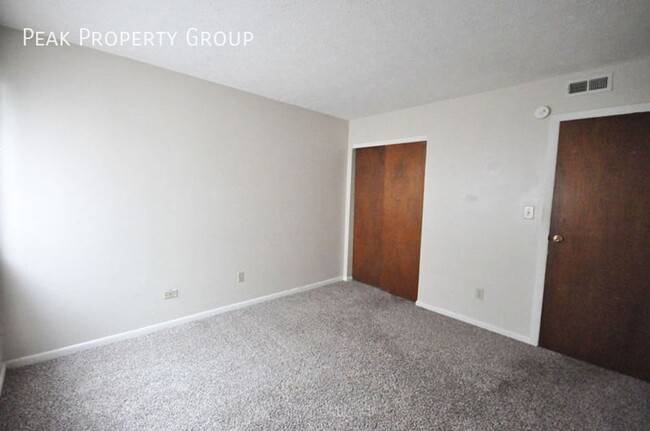 Building Photo - Available Fall 2025! 2 Bedroom Apartment N...