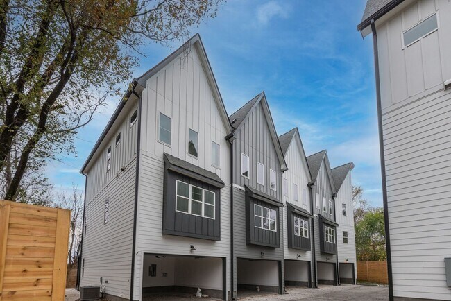 Building Photo - Welcome to Your Stylish Haven in Vibrant East Nashville!