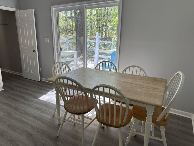Building Photo - Charming 3-Bedroom 2-Bathroom Haven with F...