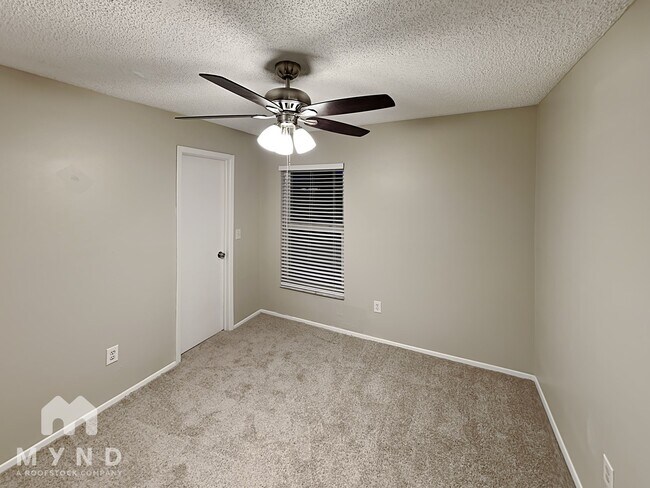 Building Photo - 2030 Shadow Pine Dr