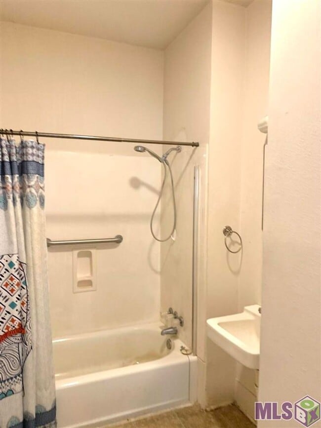 Building Photo - Comfort, Convenience, and Charm—All in One...