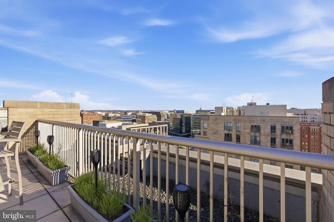 Building Photo - 811 4th St NW