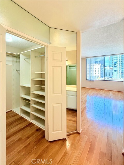 Building Photo - 600 W 9th St