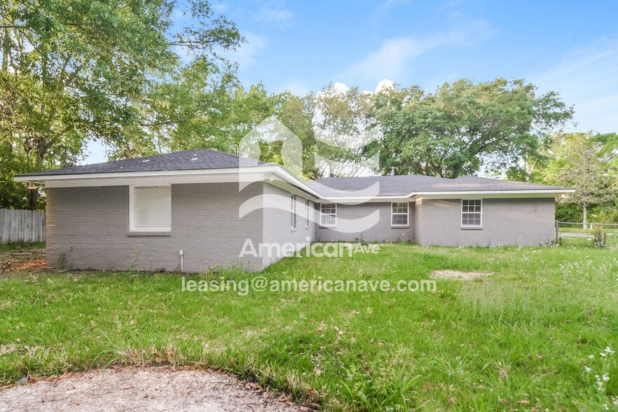 Building Photo - 2716 Colonial Dr