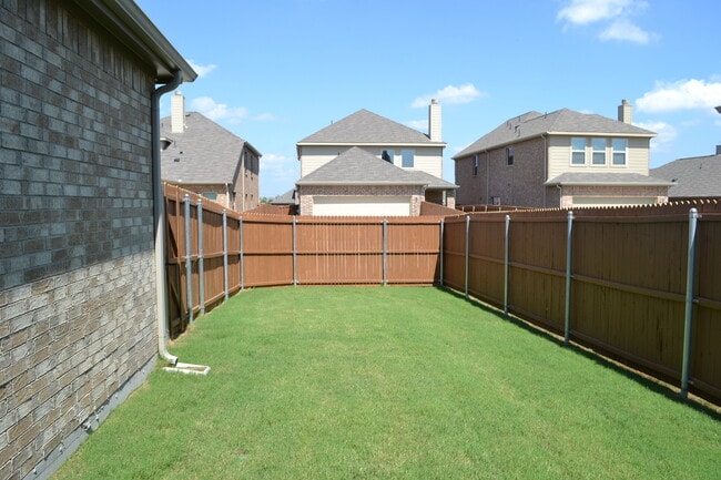 Building Photo - House for Lease in Heartland Area!