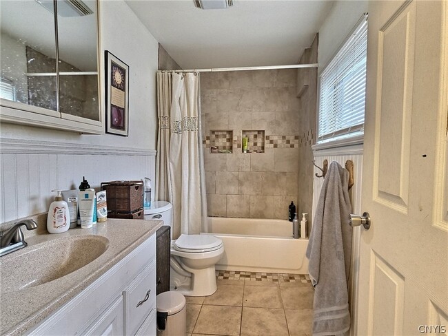 Building Photo - 213 Foster Ave