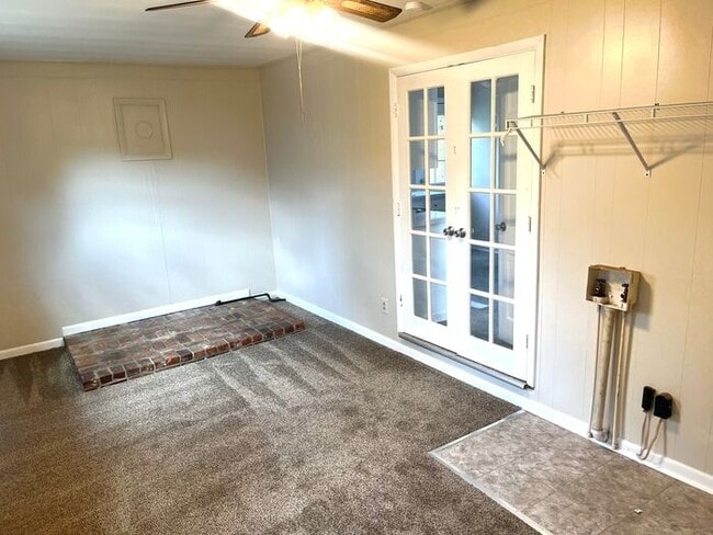 Building Photo - Beautiful 3 Bed 2 Bath w Fire Place/Hardwo...