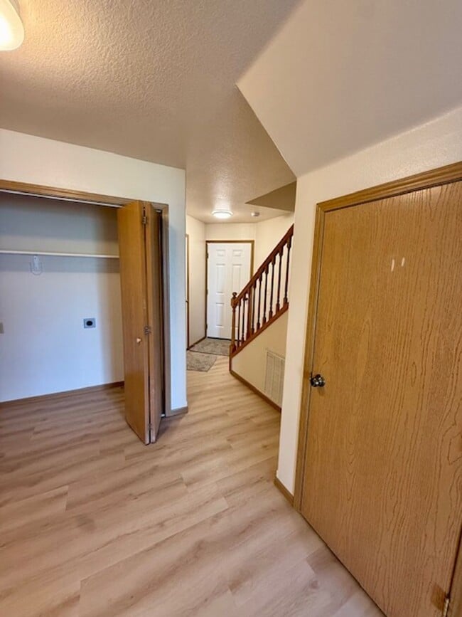 Building Photo - Pets Welcome - 3 Bed, 1.5 Bath Unit in the...