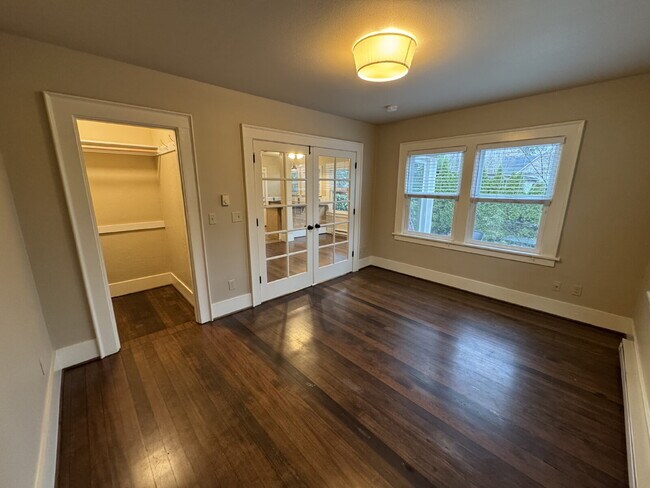 Building Photo - 1 Bedroom SW Portland / Large Backyard / Easy Access to OHSU and Downtown