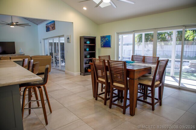 Building Photo - 900 Cosmos Ct