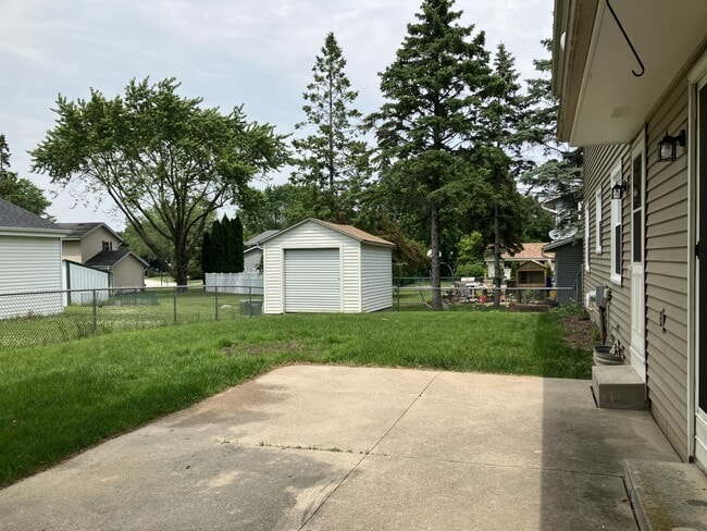 Building Photo - 15120 W Kingsway Dr