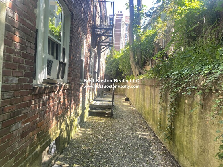 Building Photo - 38 Gibson St