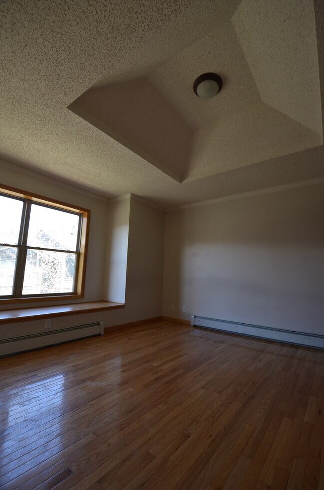 Building Photo - On Bus Route! 2bed/2.5 Bath, Sunny Town House! Fresh paint!