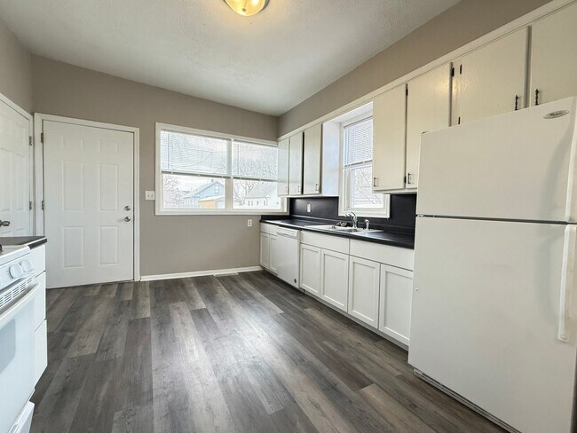 Building Photo - 3 Bedroom Home with Basement & Yard