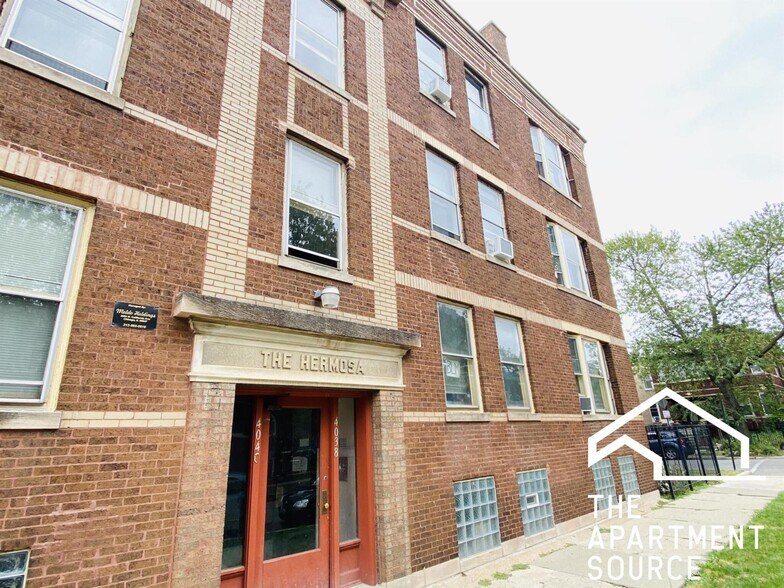 Building Photo - 4038 W Dickens Ave