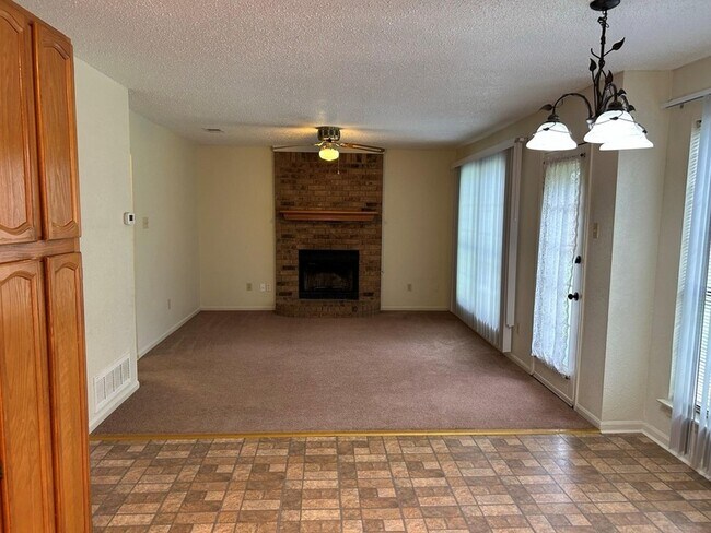 Building Photo - 1225 Eaton Ln