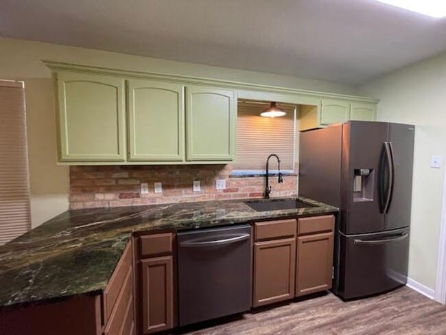 Building Photo - 806 Parkview Cir