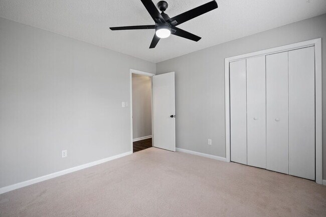 Building Photo - 1028 SE Kinsey Dr