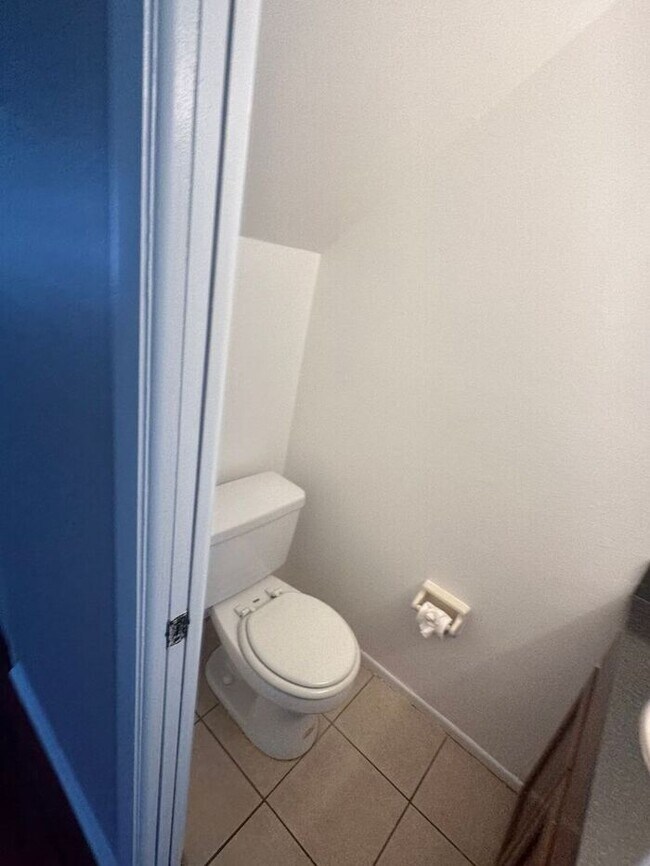 Building Photo - GREAT 2/2.5 Townhome Near UCF! Available Now!