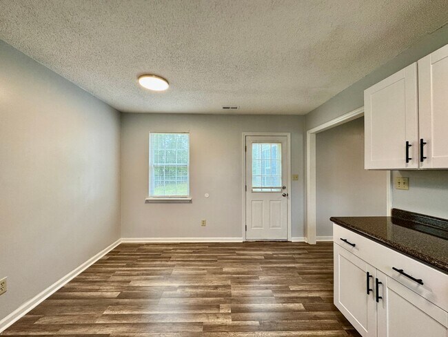 Building Photo - 4 Bedrooms/2 Bath Ranch Home!