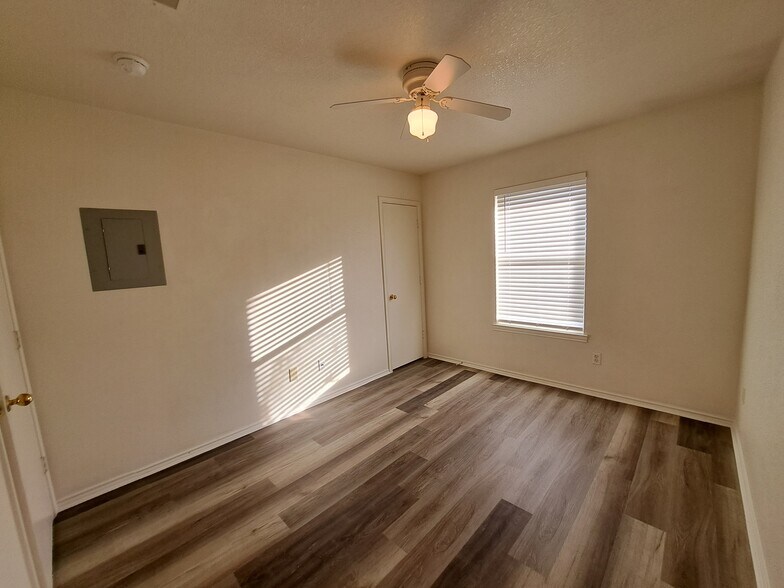 Building Photo - 5706 Greengate Dr
