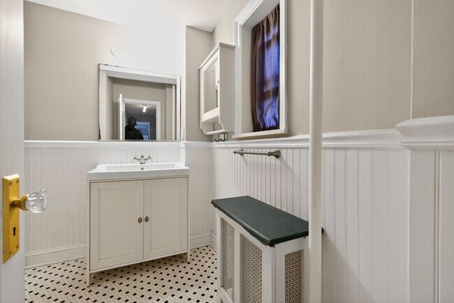 Building Photo - 2100 19th St NW