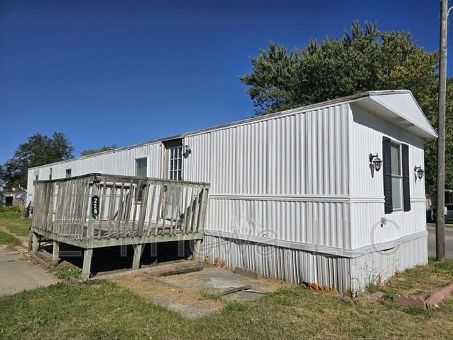 Primary Photo - 700 W Ridgeway Ave