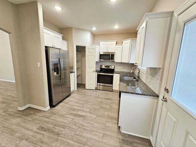 Building Photo - Spacious 3 Bedroom/2.5 Bathroom Chaffee Cr...