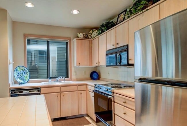 Building Photo - Fully Furnished Eaglewood Condo in Sunriver – Pool, Golf & Trails at Your Doorstep