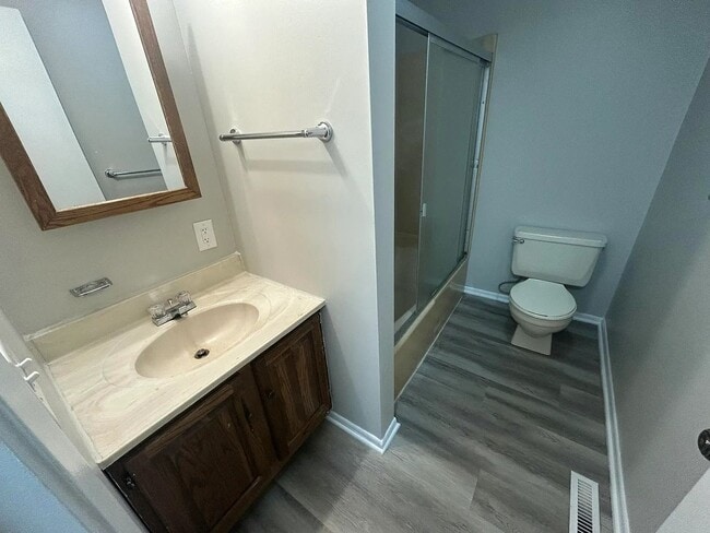 Building Photo - Updated 3 Bed / 2 Bath Home – Council Bluffs – $1,495/mo