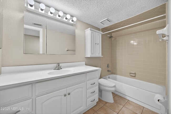 Building Photo - 3945 Oak St