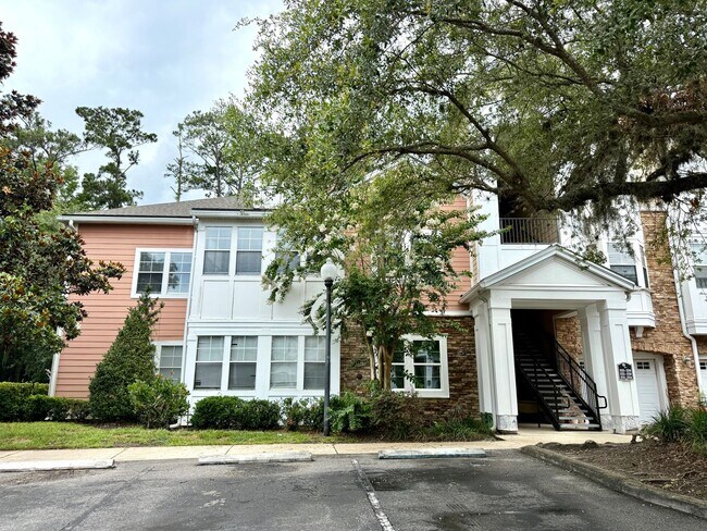 Building Photo - Bright and updated 3-bedroom, 2-bath condo