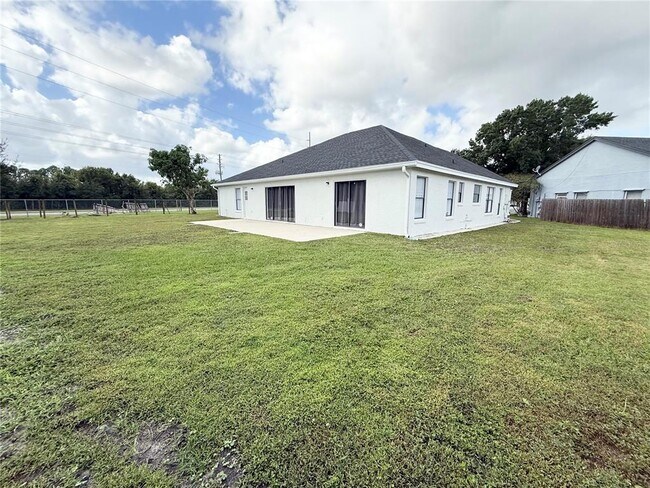 Building Photo - 2401 Rolling Broak Dr