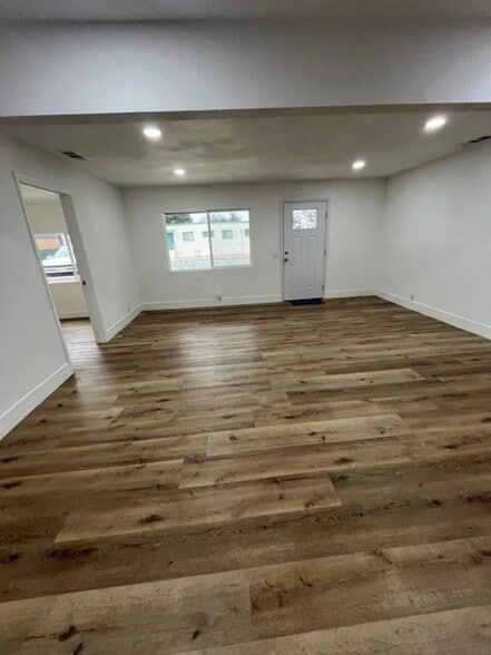 Building Photo - 916 N Mooney Blvd