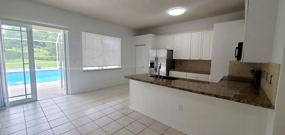 Building Photo - 420 SE 23rd Ln
