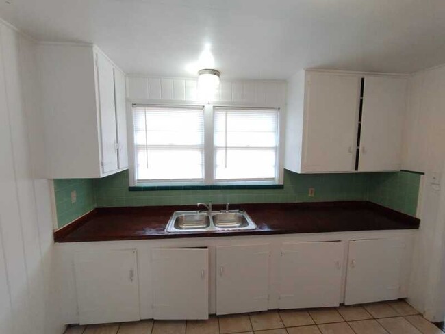Building Photo - 5562 Lyle Ln