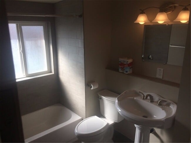 Building Photo - 1075 860 N