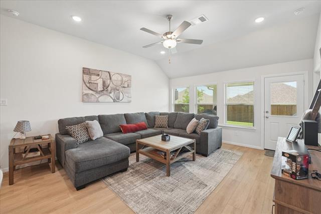 Building Photo - 1004 Pineview Ln