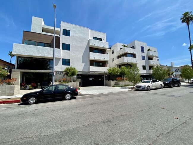 Building Photo - 5727 La Mirada Ave