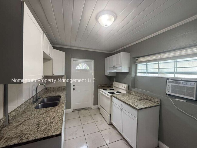Building Photo - Cute 2/1 MOVE IN BY 5/8 GET JUNE’S RENT FREE !!!