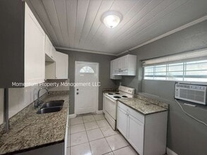 Building Photo - Cute 2/1 ASK ABOURT OUR SPECIALS !!!