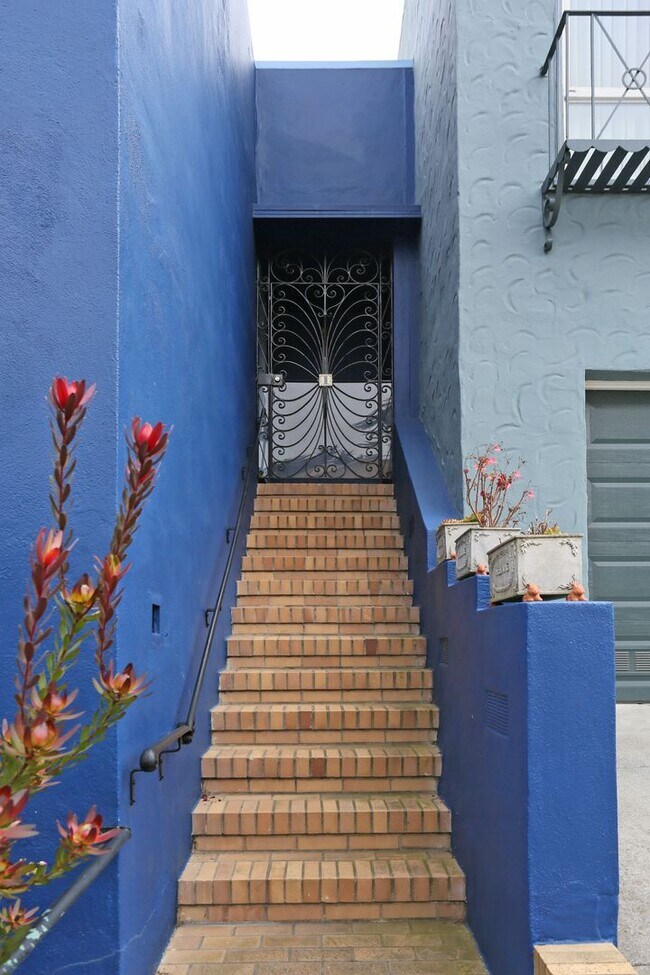 Building Photo - Two-story, 3BR/2.5BA Single family home including Lower-Level Suite with Bath & Kitchenette in Gl...