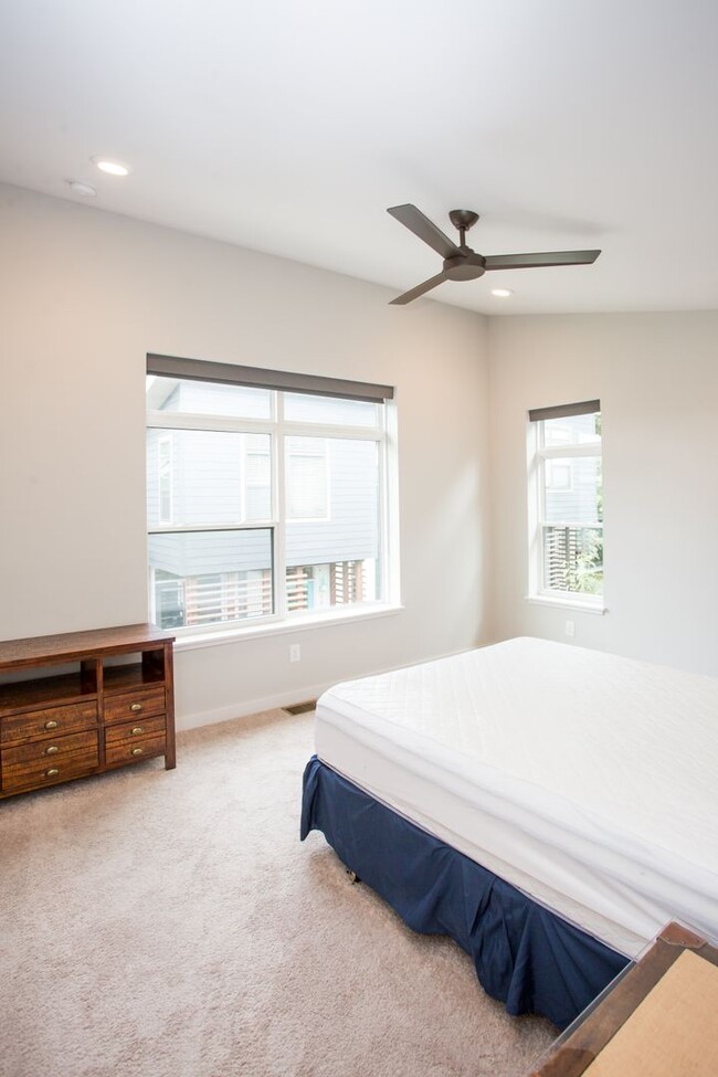 Building Photo - Beautifully Partially Furnished or Unfurni...